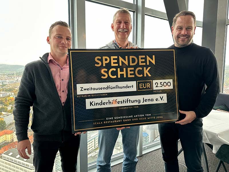 v.l.n.r.: Centermanager David Haun (Neue Mitte Jena), Prof. Dr. med. Hans Proquitté (Kinderstiftung Jena), sowie Christian Hempfe (Restaurant Scala) bei der Spendenübergabe.