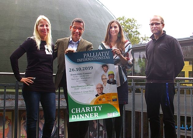 v.l.n.r.: Claudia Koppe (Vorsitzende Leben heißt auch sterben e.V.), Ulrich Wedding (Chefarzt Abteilung Palliativmedizin), Sabrina Lang (Antenne Thüringen-Moderatorin und Moderatorin des Charity-Gala-Dinners) und Stefan Harnisch (Leiter Zeiss-Planetarium Jena).