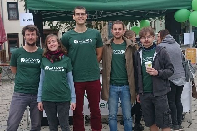 V.l.n.r.: Florian Thasler, Deborah Petry (stellv. Gruppenleiterin), Hendrik Mosel (Regionalgruppenleiter) und ganz rechts Jerome Krieger.