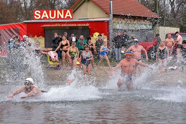Über 250 mutige Badegäste kamen am Neujahrstag ins Jenaer Südbad.