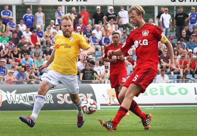 Im Zweikampf: Tom Geißler (19/Jena) und (Ex-) Nationalspieler Stefan Kießling (11/Leverkusen)