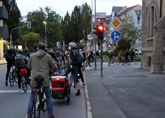 Trotz miesem Wetter beteiligten sich wieder 150 Radfahrer bei der monatlichen Fahrrad-Demo.