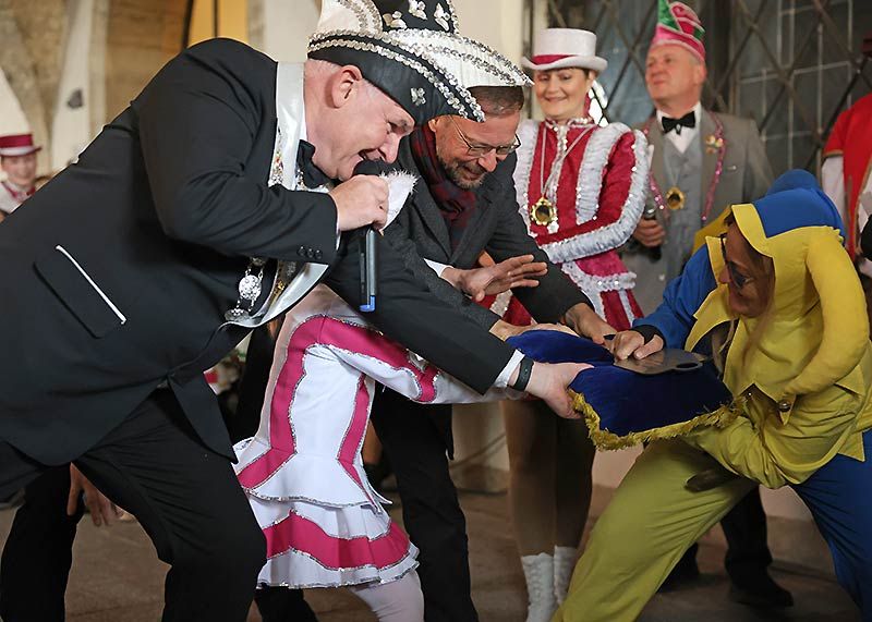 In diesem Jahr bedurfte es schon einen wirklichen Kraftakt dem Stadtoberhaupt den Rathausschlüssel abzunehmen.