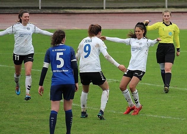 Jubel bei Jena: Sonja Merazguia (r.) trifft in der 44. Minute zum 1:0.