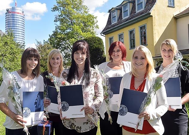 Christin Werner, Isabell Pätz, Carolin Heinicke, Stefanie Fischer, Laura Burger und Lisa Mühleiter (v.l.n.r.) bekamen ihre Abschlusszeugnisse im Schillergarten der Universität Jena überreicht.
