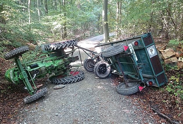 Das Traktor-Gespann geriet auf dem unbefestigten Weg ins Rutschen und kippte um.
