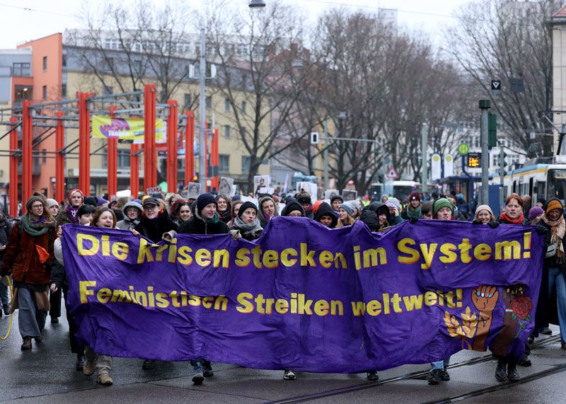 Etwa 650 Menschen haben in Jena an einer Protestveranstaltung anlässlich des Internationalen Frauentages teilgenommen.