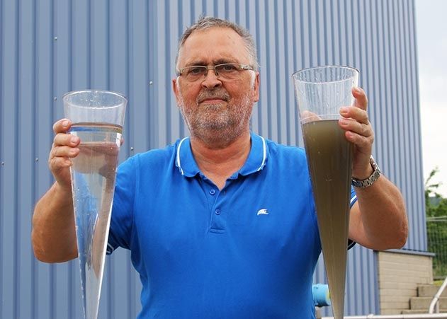 Wasser und Abwasser: Norbert Comuth zeigt Ausgangs- und Endzustand der Abwasserklärung in der Zentralkläranlage Jena.