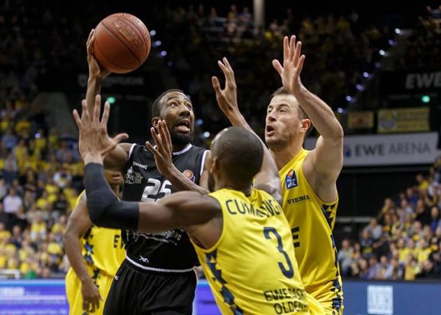 Im Duell der Jenaer Dru Joyce (l.) mit den Oldenbugern Will Cummings (m.) und Philipp Schwethelm.