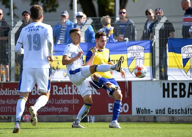 Im Duell: Maurice Hehne (Carl Zeiss Jena) und Dennis Rothenstein (FSV Luckenwalde).