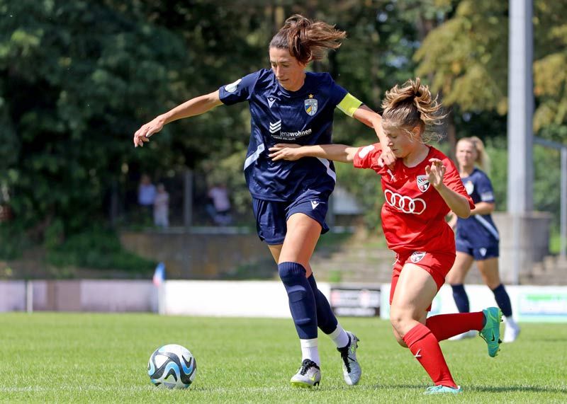 Im Zweikampf Jenas Merza Julevic mit der Ingolstädterin Sarah Schauer.