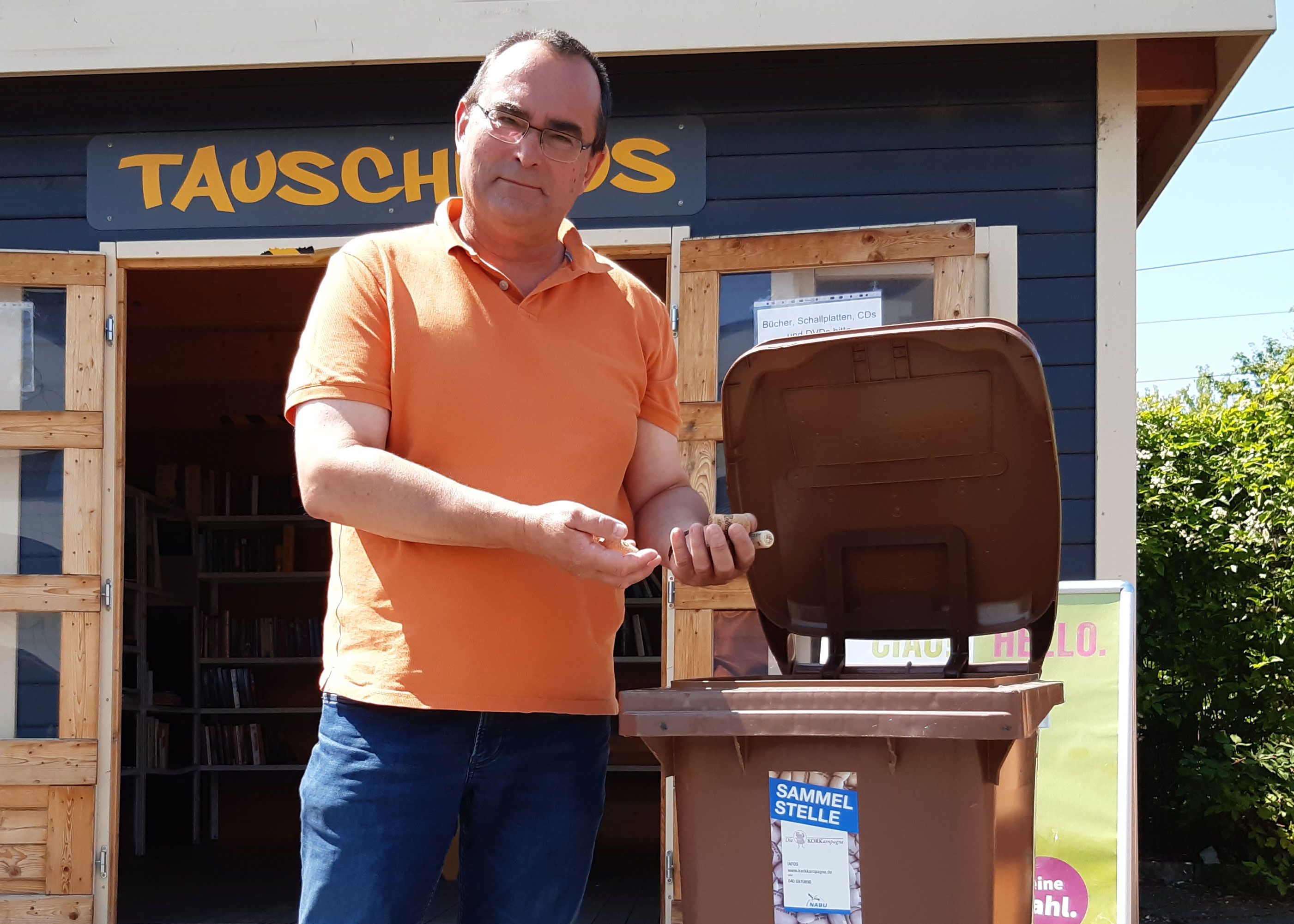 KSJ-Werkleiter Uwe Feige wirft Korken in einen Sammelbehälter.