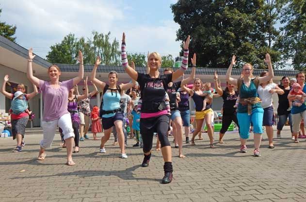 „FEM family“ heißt das neue Kurszentrum für Muttis mit Babys in der Kahlaischen Straße 31 in Jena. Im Bild die Inhaberin und Trainerin Daniela Adler (m.) beim Warmup.