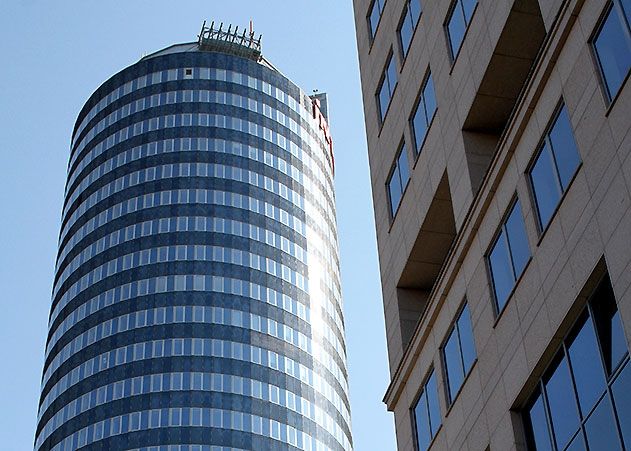 Der 144,5 m hohe JenTower in Jena.