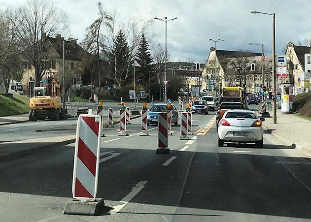 Bis voraussichtlich Ende April wird es Behinderungen an der Angerkreuzung geben, da neue Wasserleitungen von der Wiesenstraße bis zum Steinweg installiert werden.