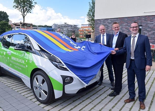 Enthüllung des Elektroautos: Andreas Möller (Geschäftsführer Jenaer Nahverkehr), Thomas Zaremba (Geschäftsführer Stadtwerke Jena) und Tobias Wolfrum (jenawohnen).