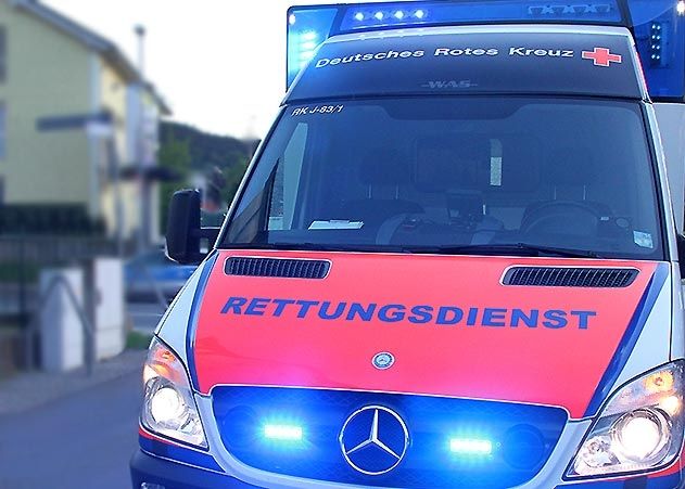 Der verletzte Radfahrer kam mit Verdacht auf Schlüsselbeinbruch ins Uniklinikum Jena.
