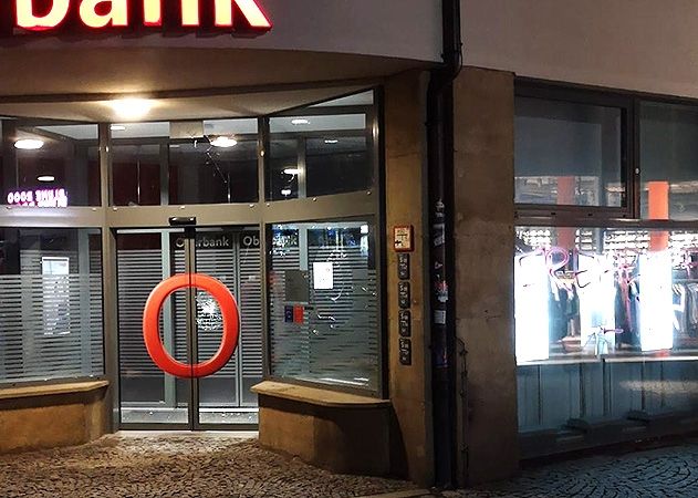 Auch die Oberbank am Kirchplatz wurde von den Demonstranten angegriffen.