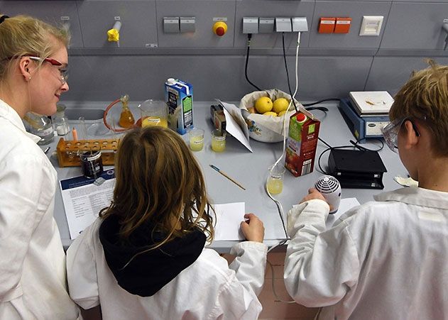 Schon zur vergangenen Langen Nacht der Wissenschaften in Jena öffnete die Arbeitsgruppe Chemiedidaktik der Uni ihr Labor für Kinder und Jugendliche und lud zum Experimentieren ein.