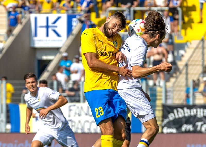 Im Kopfball-Duell Jenas Elias Löder (r.) und der Leipziger Maximilian Schütt.