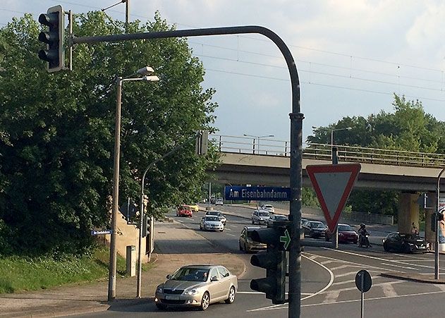 Im Bereich der Kreuzung Fischgasse/Eisenbahndamm in Jena  kommt es zu Verkehrsstörungen wegen defekten Ampelanlagen.