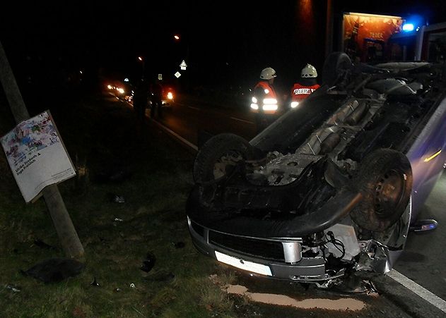 Wie ein Wunder übersteht der 18-jährige Fahrer unverletzt diesen Unfall.