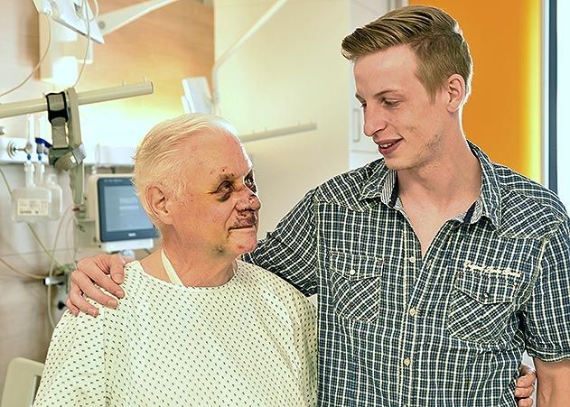 Der Lebensretter und der Gerettete: Herzpatient Konrad Horst Marstaller und Maximilian Kühnel auf der Station A440 für Herz- und Gefäßpatienten im Universitätsklinikum Jena.
