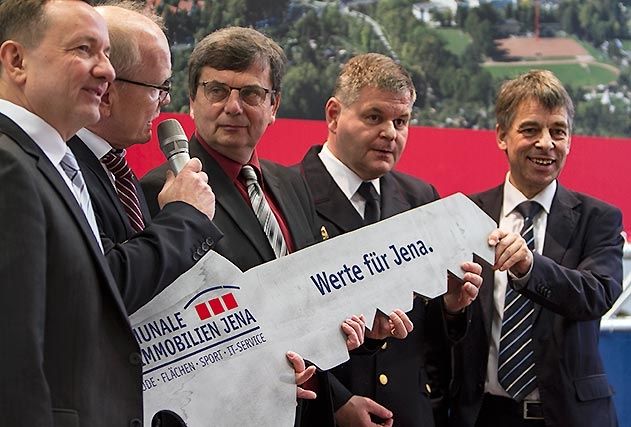 Symbolische Schlüsselübergabe im neuen Gefahrenabwehrzentrum: v.l.n.r. Innenminister Holger Poppenhäger, KIJ-Werkleiter   Karl-Hermann Gliewe, Finanz- und Sicherheitsdezernent Frank Jauch, Feuerwehr-Chef Michael Koch und OB Albrecht Schröter.