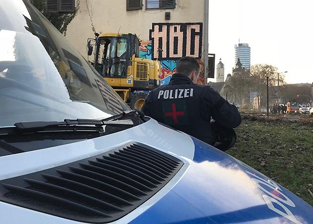 Mit einem massiven Polizeiaufgebot endet am Mittwoch eine Beräumungsaktion am Inselplatz.