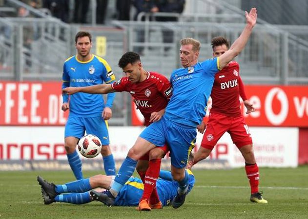 Im Zweikampf  Jenas Sören Eismann (r.) mit dem Würzburger Dave Gnaase.