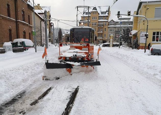 Der Schienen-Schneepflug des Jenaer Nahverkehrs ist derzeit im Dauereinsatz.