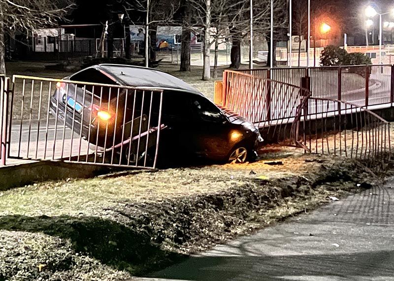 Der betrunkene Mann landete mit seinem Auto im Zaun der Polizei in Stadtroda.