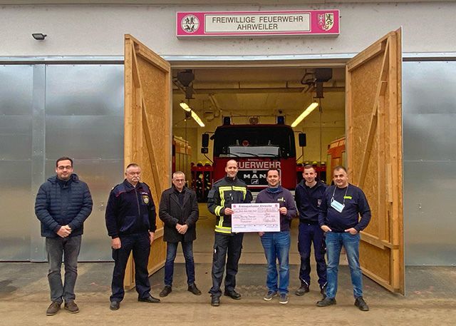 v.l.n.r.:  Marcus Mandt (Stadtwehrleiter Bad Neuenahr-Ahrweiler), Ralf Hertig (FD Feuerwehr Jena), Jörg Jendrek (Vorsitzender Jena-Wöllnitzer Feuerwehrverein), Benjamin Ratz (Wehrführer FF Jena-Wöllnitz) übergeben den Spendenscheck an die Kameraden der Feuerwehr Ahrweiler (Kay Burggraaff, Philip Schäfer, Silvio Faulstich).