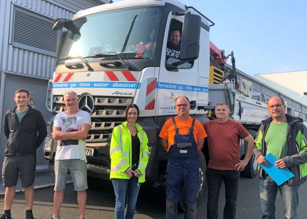 Am Sonntagmorgen machte sich das Team der Stadtwerke Jena Netze auf in das Flutgebiet. Verabschiedet wurden sie von Netze-Geschäftsführerin Kristin Weiß (3.v.l.) und Tiefbau-Chef Klaus Pliewischkies (r.).