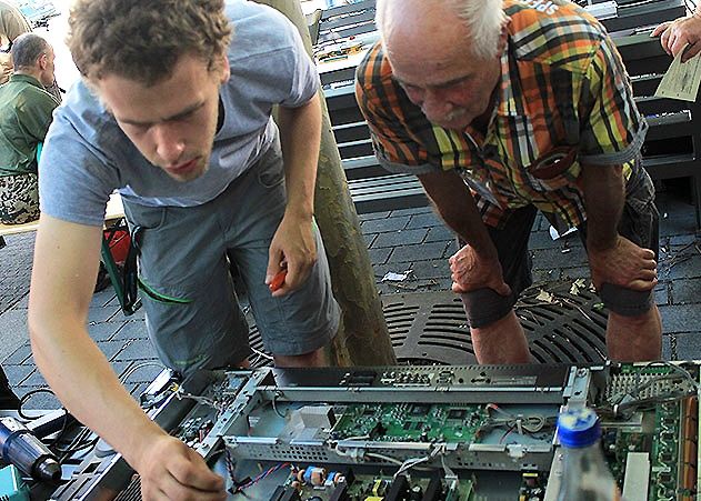 Nicht mal vorm Aufschrauben von riesigen Flatscreen-TV-Geräten schrecken die Ehrenamtlichen vom Reparier-Café Jena zurück.