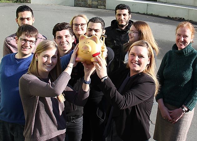 Große Freude beim Flüchtlingsfreundeskreis Winzerla. Die Stadtwerke Jena übergaben am Donnerstag eine Spende ihrer Mitarbeiter.