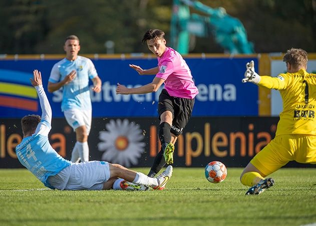 Jenas Theodor Bergmann (m.) gegen die Chemnitzer Tim Campulka und Torhüter Jakub Jakubov.