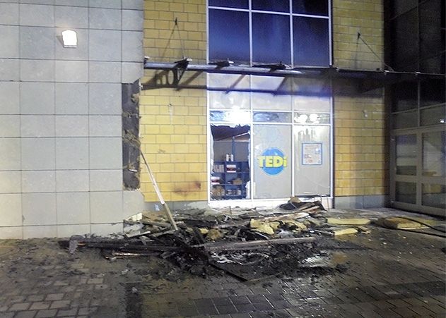 Eine Verkaufshütte für Erdbeeren wurde letzte Nacht vor dem Kaufland in Jena-Lobeda abgefackelt.