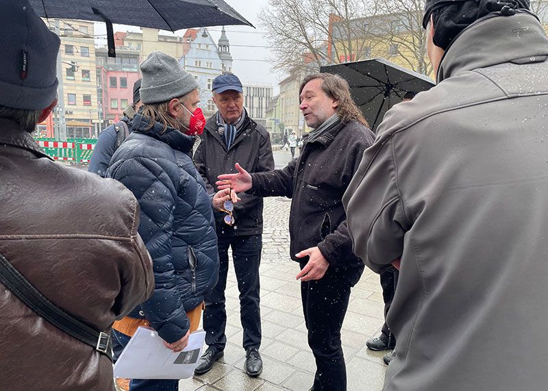 Der Bundestagsabgeordnete Dr. Holger Becker (l.) im Dialog mit dem bekannten Jenaer Karikaturist Bernd Zeller (r.).