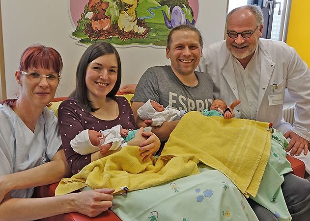 Die Eltern Sarah und Christian H. mit Anton, Ole und Emil sowie der Stationsleiterin der Neonatologie, Sabine Schwabe, und Prof. Ekkehard Schleußner, Direktor der Klinik für Geburtsmedizin am UKJ.