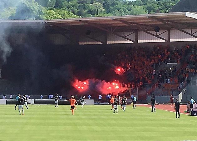 Geraer Fans zündeten während des Pokalspiels in ihrem Block Pyrotechnik.