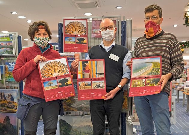 Barbara Vetter, Dieter Hartendorf und Vincent Heiland (von links) mit dem Lichtbildarena-Kalender 2021.