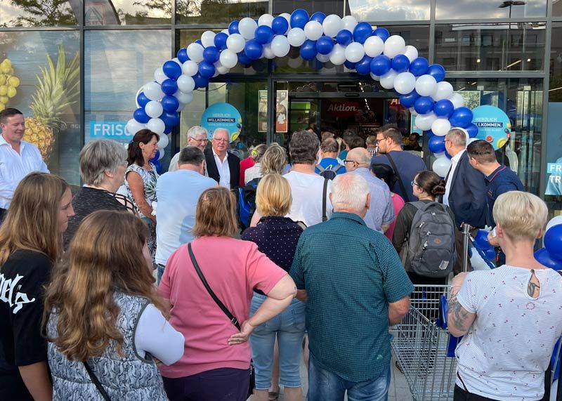 Die Lobedaer konnten es kaum erwarten, den erweiterten Aldi-Markt kennenzulernen. Schon kurz nach 7 Uhr herrschte ein reges Treiben.