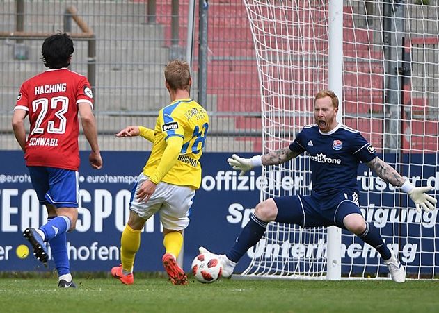Felix Brügmann trifft in der 87. Minute zum 1:0 für den FC Carl Zeiss Jena.