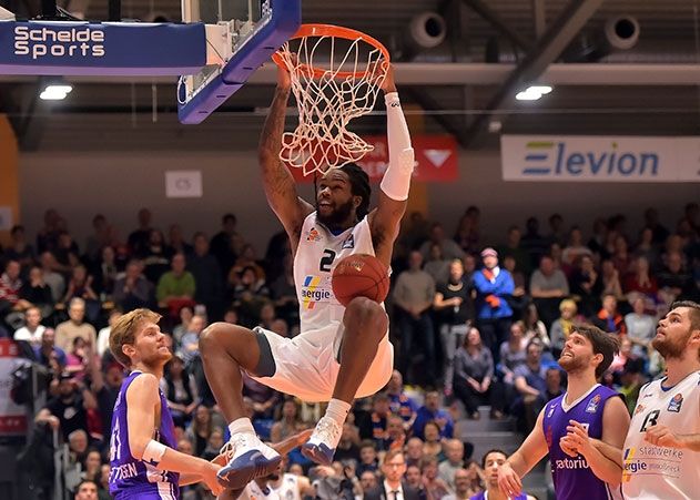 Der Jenaer Shaquille Goodwin hängt am Korb im Bundesliga-Spiel Science City Jena gegen BG Göttingen in der Jenaer Sparkassen-Arena.