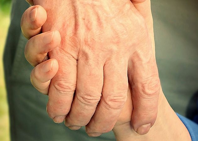 Pflege in der Familie: Angehörige können sich am morgigen Dienstag bei der Agentur für Arbeit Tipps holen.
