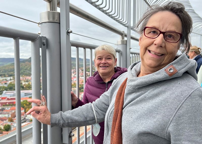 Die Jenenserin Martina Goraya (r.) musste erst 68 Jahre vergehen lassen, um endlich mal ihre "Heimatstadt" vom JenTower zu sehen. Hier mit ihrer Freundin Manuela Nitsch am Samstag das erste Mal auf der Aussichtsplattform.