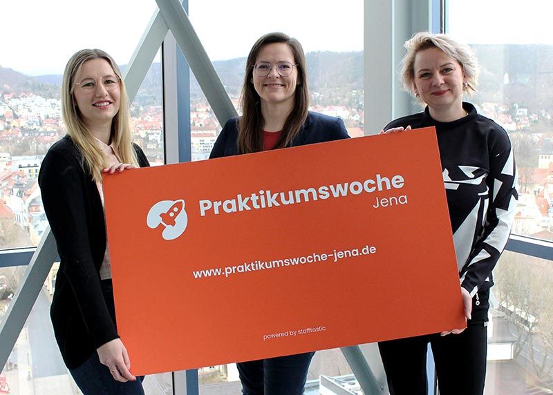 Laden alle Jenaer Unternehmen dazu ein, sich und ihre Angebote für den Fachkräftenachwuchs zur Praktikumswoche in den Osterferien vorzustellen: Natalja Bajkovski (OptoNet e.V.), Projektleiterin Daniela Drilltzsch (JenaWirtschaft) und Manuela Vogt (Kreishandwerkerschaft Jena/Saale-Holzland-Kreis).