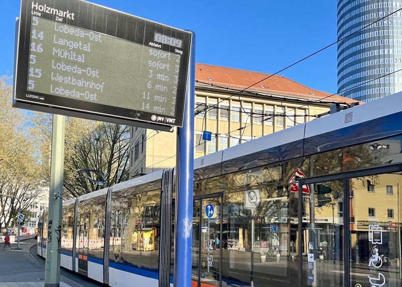 Wann fahren mein nächster Bus oder meine nächste Bahn? Diese Auskunft erhalten Fahrgäste an der Haltestelle Holzmarkt bereits über eine Fahrgastinformationssäule der neuen Generation.