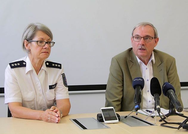 Über den aktuellen Ermittlungsstand informierten heute Oberstaatsanwalt Thomas Villwock und die Jenaer Polizeipressesprecherin Steffi Kopp.